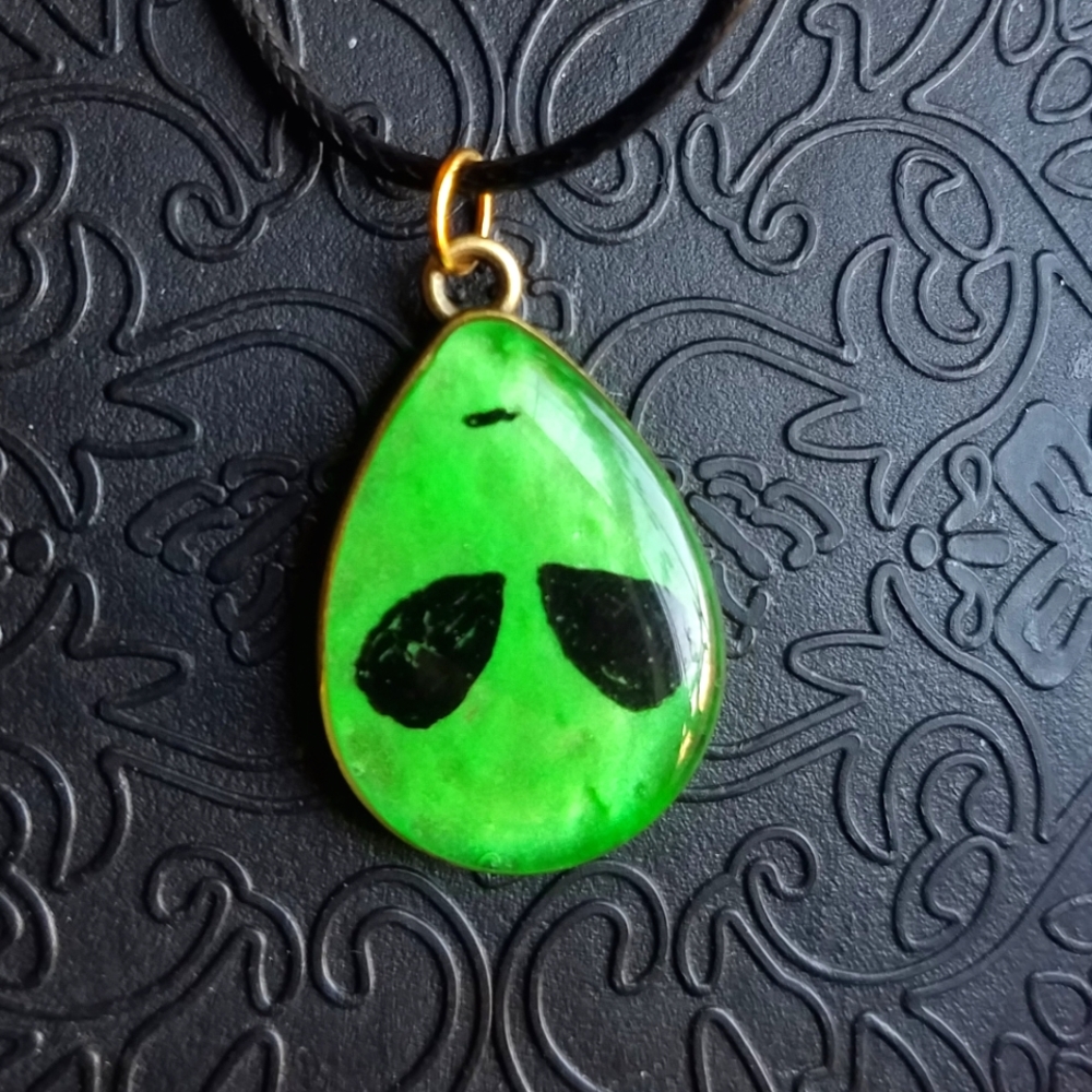 👽 GLOW Alien 👽 Necklace